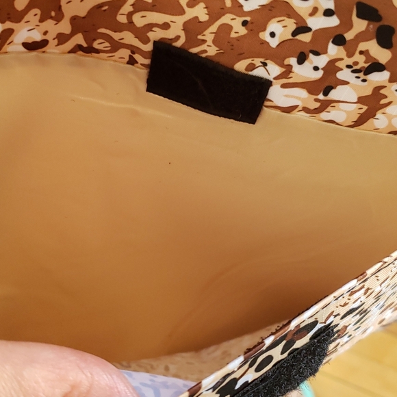 Leopard print laptop cross body bag - Picture 5 of 8